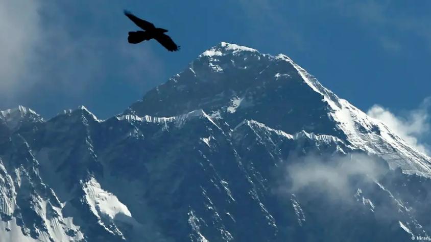 Cae helicóptero con cinco mexicanos cerca del Everest