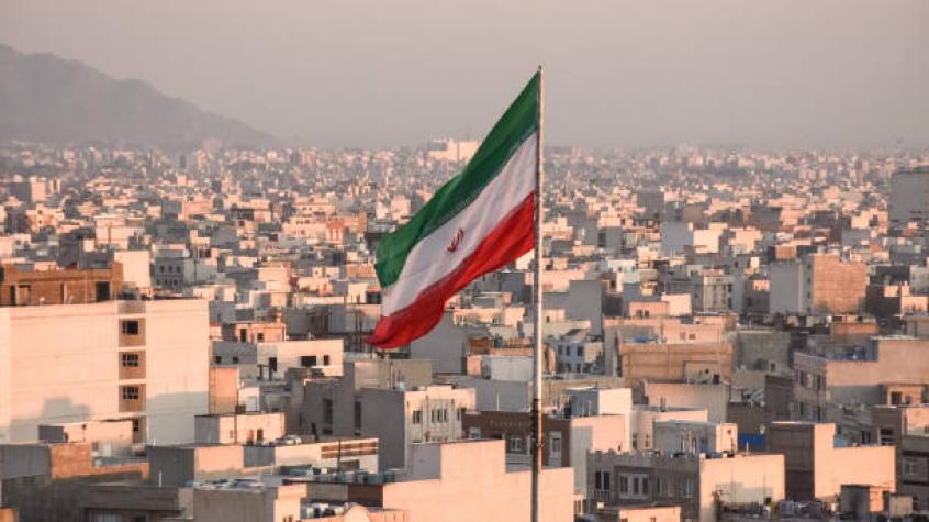 Irán ejecuta en público a dos hombres por ataque a santuario de Shiraz