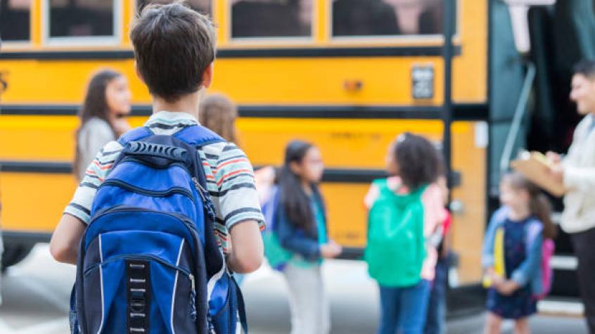 Chofer de bus escolar se cansa de pelea de niños y los deja botados en plena carretera