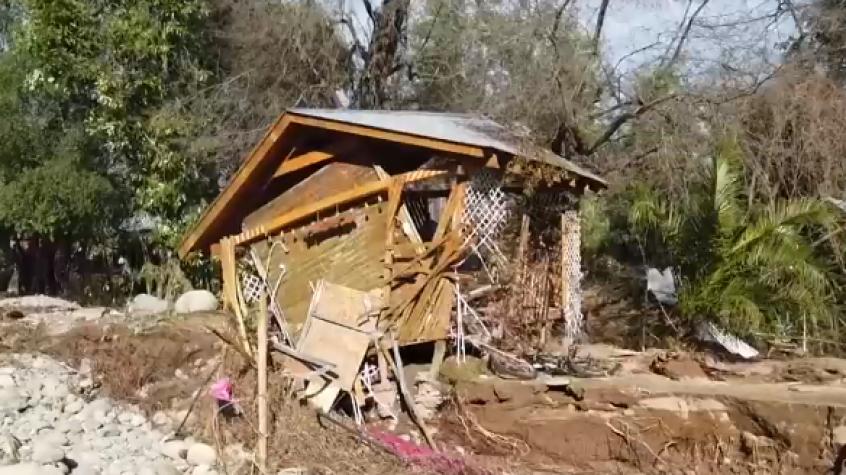 Familias intenta salvar sus casas entre el barro y socavones 