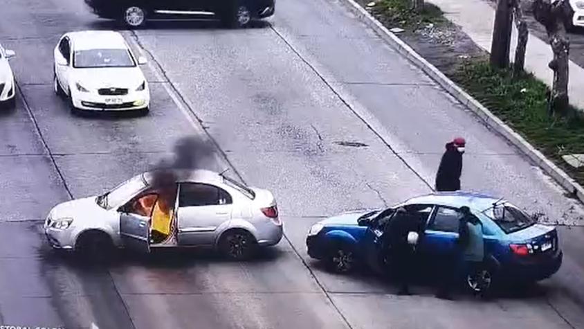 Delincuentes queman vehículos en plena calle tras millonario robo en caja de compensación en Hualpén