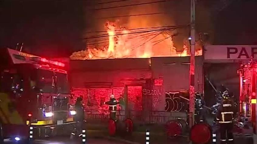 Incendio afecta tres locales comerciales en La Cisterna 