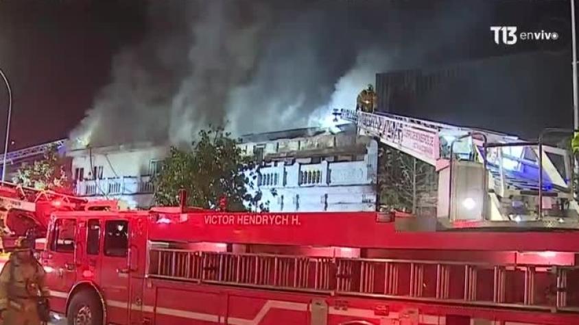 Incendio afecta a cuatro departamentos de un edificio en Santiago Centro 