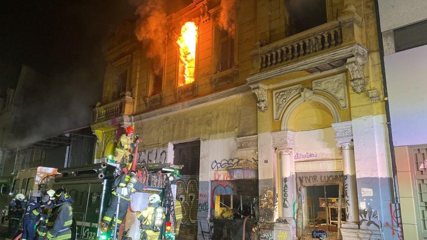 Incendio afectó a casona en el centro de Santiago: Bomberos logró controlar la emergencia