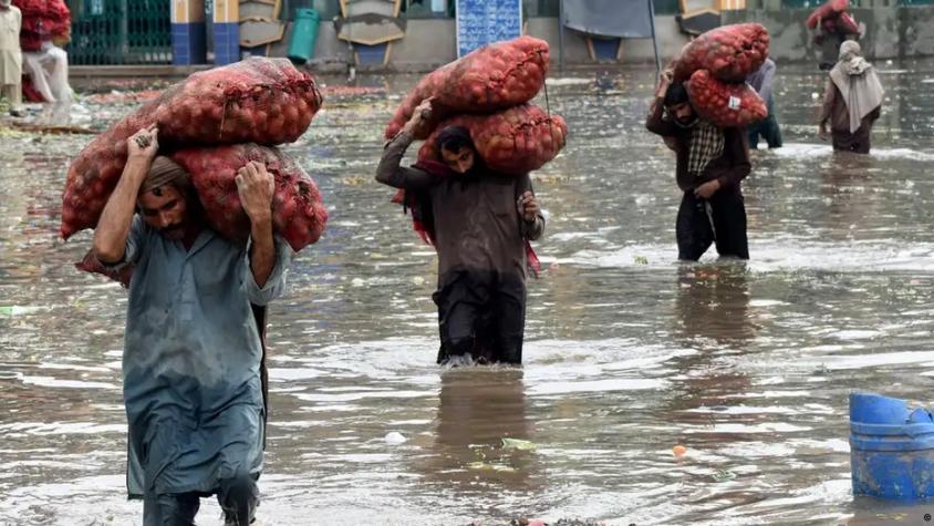 Mueren 50 personas por inundaciones y deslaves en Pakistán