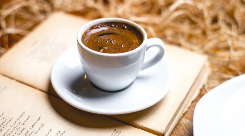 Estudio revela que un componente del café expreso podría ayudar contra el Alzheimer