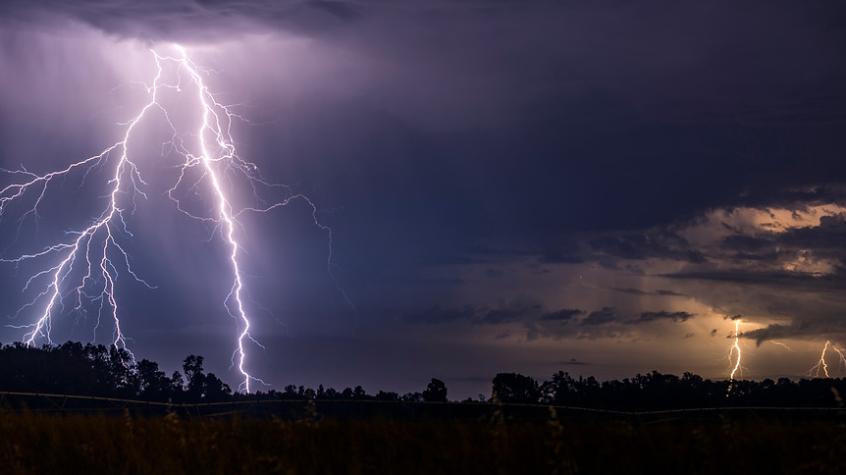 Tormenta eléctrica, vientos, tornados y lluvia trae el sistema frontal en la zona centro sur