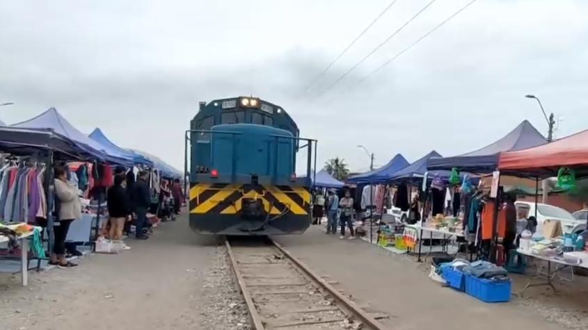 El increíble caso del tren que cruza una feria en Arica
