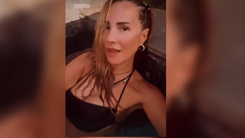 Con bikini flúor: Angélica Castro disfruta de sus vacaciones en un paradisíaco lugar