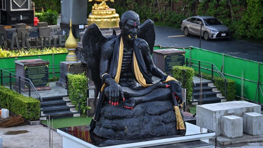 Gigante estatua alada con colmillos, objeto de veneración y rechazo en Tailandia