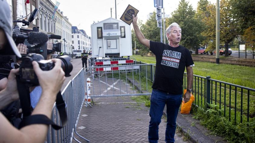 Activista de extrema derecha destruye un Corán en Países Bajos