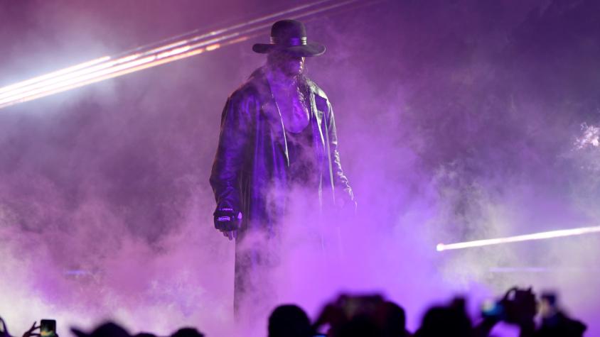 The Undertaker (58 años) hace increíble demostración de fuerza con su esposa