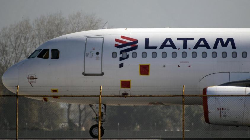 Pasajera dio detalles de emergencia en vuelo de Latam donde murió el piloto: "No teníamos los insumos necesarios"