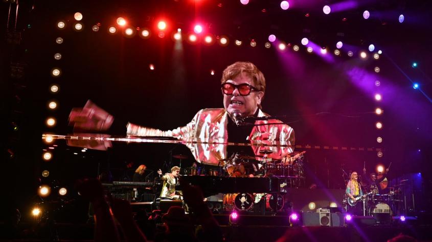 Elton John fue hospitalizado tras un accidente doméstico