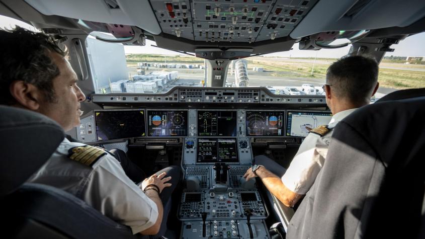 Muerte de piloto durante vuelo: cuál es el protocolo en estas emergencias y por qué los pasajeros jamás estuvieron en peligro