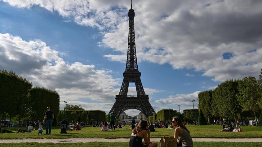 Evacúan Torre Eiffel por amenaza de bomba