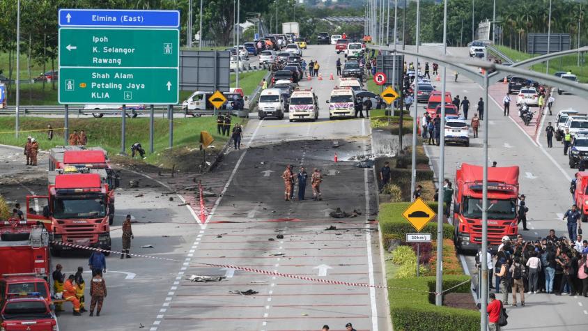 Avioneta se estrelló en plena calle y dejó 10 muertos en Malasia