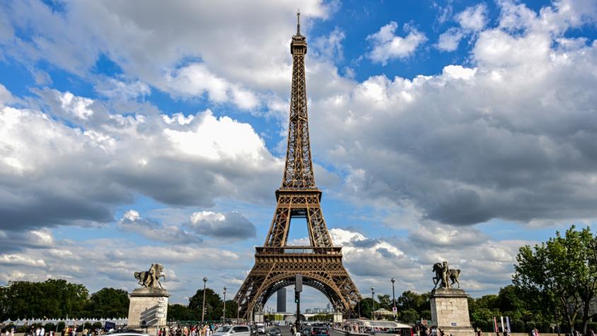 Hombre salta en paracaídas desde la Torre Eiffel antes de ser detenido