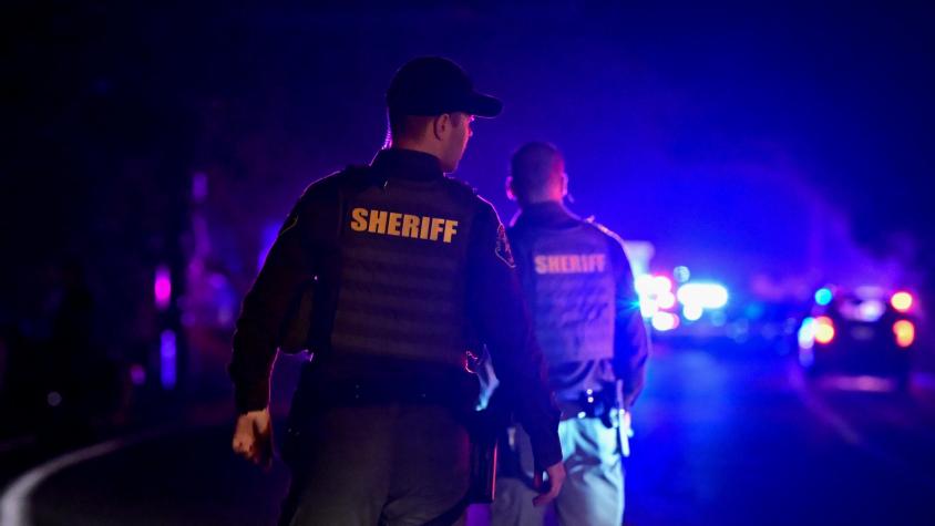 Ex oficial de policía abrió fuego en un bar y mató a tres personas en California