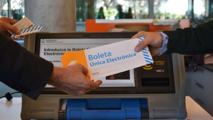 Fallas en el voto electrónico, largas filas y denuncias de robo de boletas marcan Primarias en Argentina Fallas en el voto electrónico, largas filas y denuncias de robo de boletas marcan Primarias en Argentina