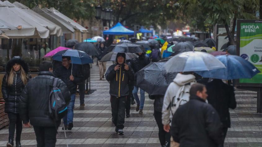 ¿A sacar los paraguas? Revisa qué día podría llover en Santiago
