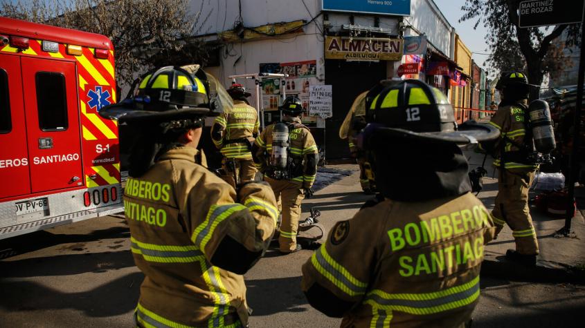 Bomberos trabaja en emergencia química por cianuro en el centro de Santiago