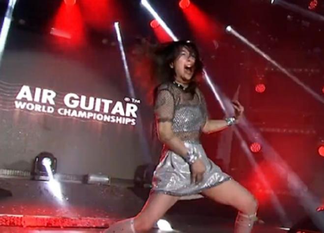 Excéntrica competencia: Mujer japonesa ganó el Mundial de guitarra imaginaria