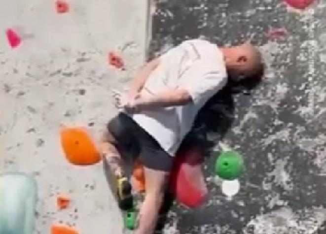 Increíble demostración: Hombre subió un muro de escalada sin usar sus brazos