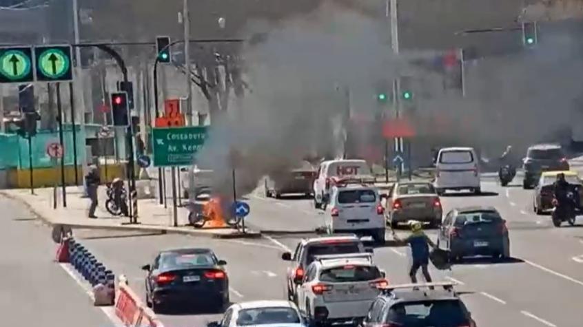 Delivery que quemó su moto para escapar quedó libre: Se encuentra irregular en Chile