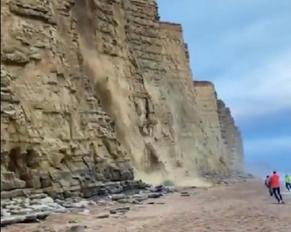 Turistas se salvan por poco de morir tras derrumbe de acantilado en Inglaterra 