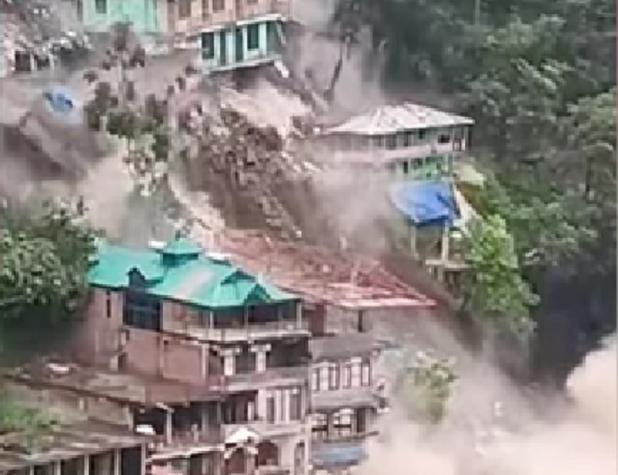 Captan momento exacto en que deslizamiento de tierra provoca derrumbe de edificios en India
