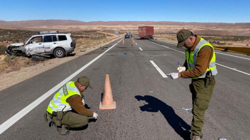 Dos muertos y dos lesionados deja choque entre dos autos y un camión en Arica