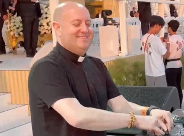 DJ sacerdote que "teloneó" al papa Francisco revoluciona las redes