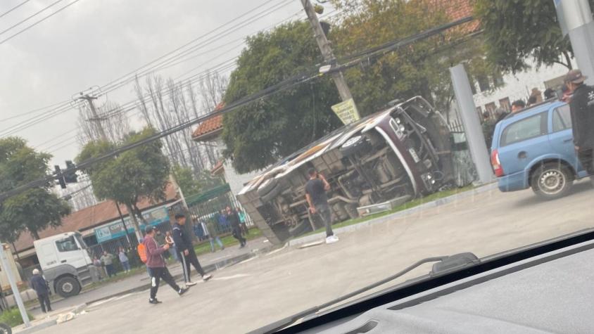Microbús quedó volcado: Accidente de tránsito en Peñaflor deja al menos 16 lesionados