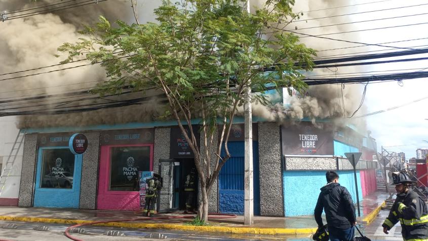 Bomberos trabaja para controlar incendio que afecta a local comercial en Ñuñoa