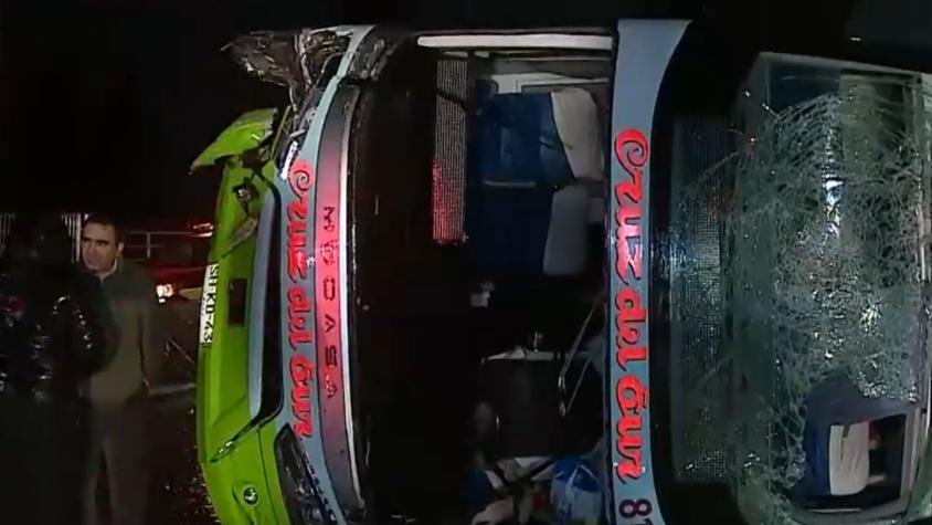 Bus de dos pisos con 14 pasajeros volcó en San Bernardo