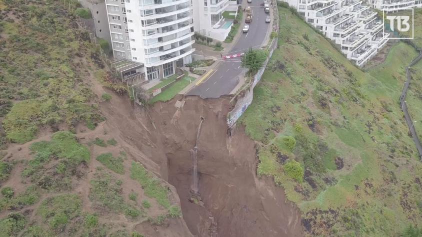 Las impactantes imágenes de socavón que amenaza a edificio en Cochoa