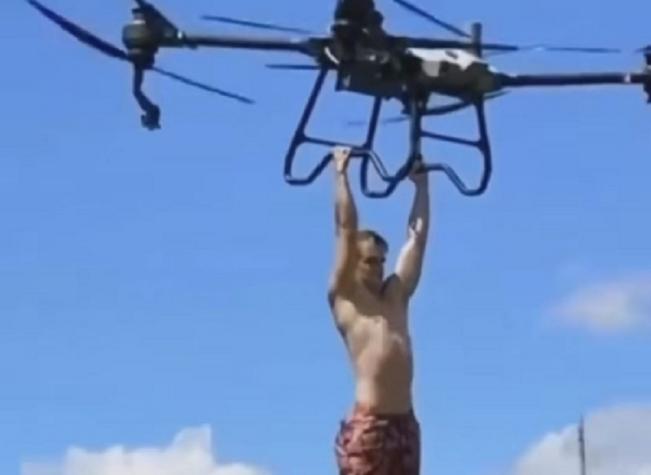 A lo Fortnite: Hombre volando agarrado de un dron gigante es furor en las redes