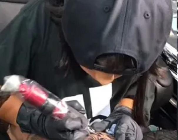 Niña mexicana de ocho años se convierte en tatuadora: su padre fue el primer cliente