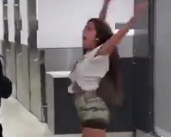 "Pataleta" de mujer luego de que le cancelaran su vuelo se vuelve viral