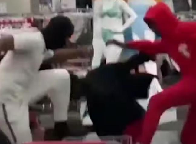 Se registra colosal pelea al interior de una tienda en California