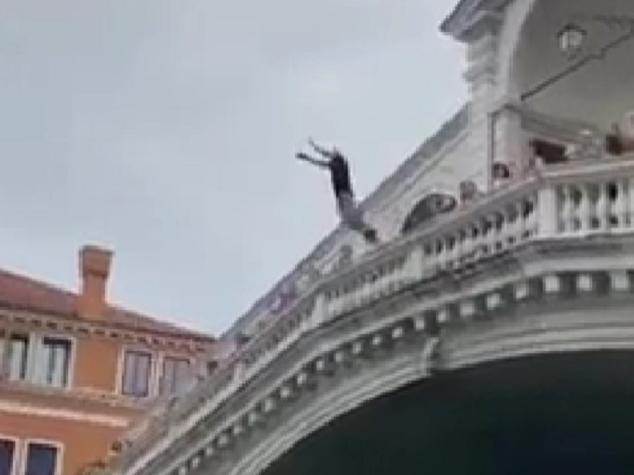 Fue aplaudido por testigos: Hombre saltó desde el puente de Rialto en Venecia