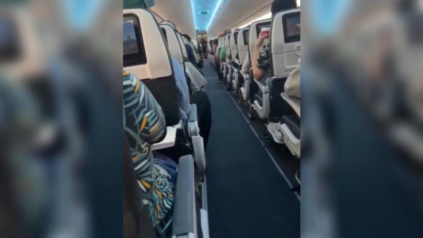 "Stupid tú": Discusión en distintos idiomas a bordo de un avión desata carcajadas de los pasajeros y se vuelve viral