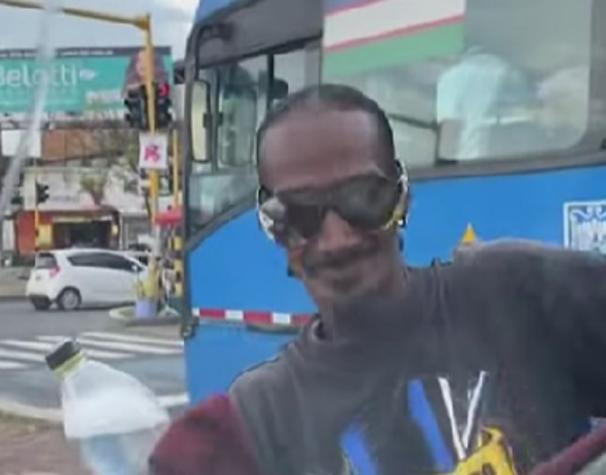 Limpiaparabrisas de semáforo colombiano se viraliza por ser igualito a Snoop Dogg