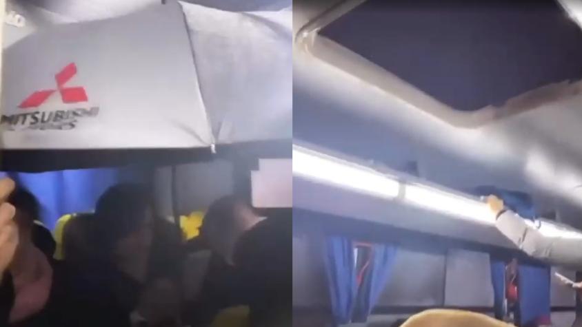 Insólito: Pasajeros abren paraguas al interior del bus para no mojarse con la lluvia en Peñaflor