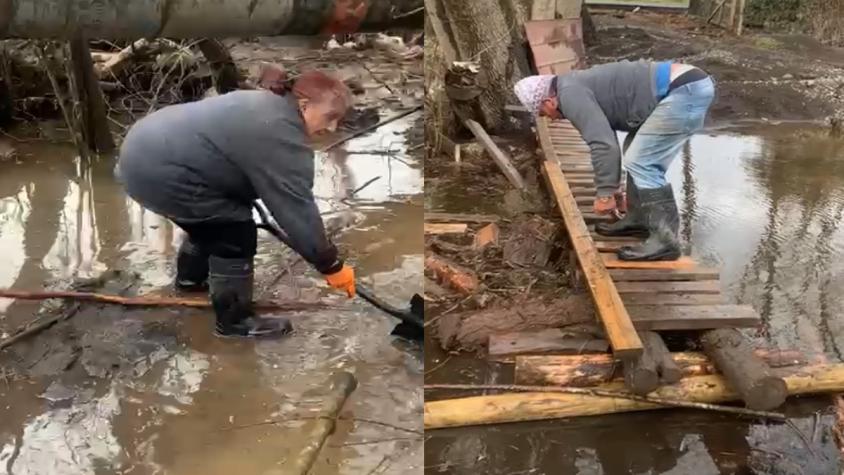 A mano y sin máquinas: Dos hermanos adultos mayores construyen puente para ayudar a vecinos aislados en el Biobío