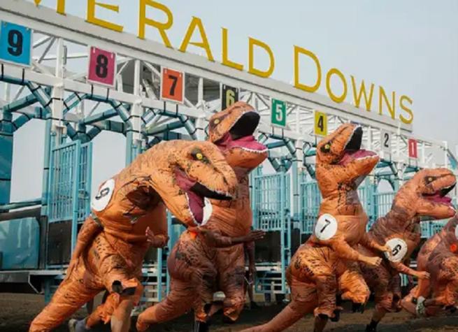 Se realiza carrera de personas disfrazadas de T-Rex en Estados Unidos: Imágenes son virales