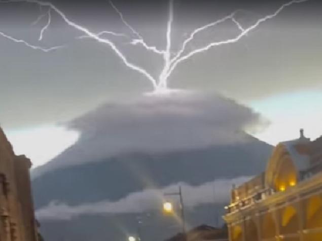 Registro de tormenta de rayos sobre un volcán en Guatemala causó furor en las redes