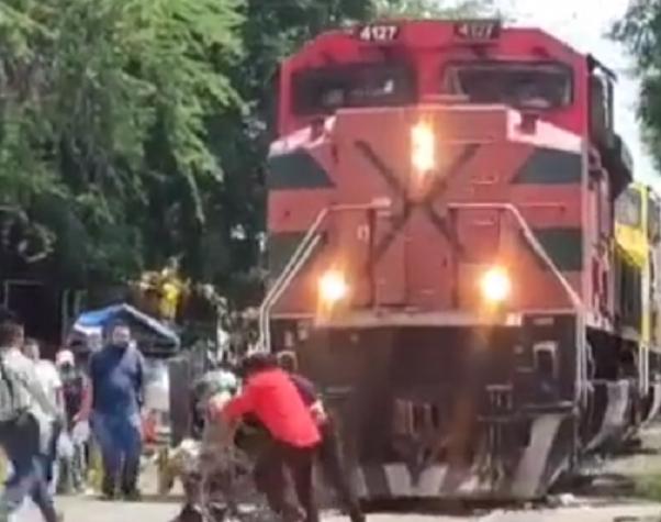 Justo a tiempo: Salvan a un hombre en silla de ruedas de ser atropellado por un tren