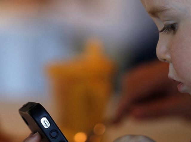 Solo dos horas diarias: China pretende limitar uso de celulares a menores de edad